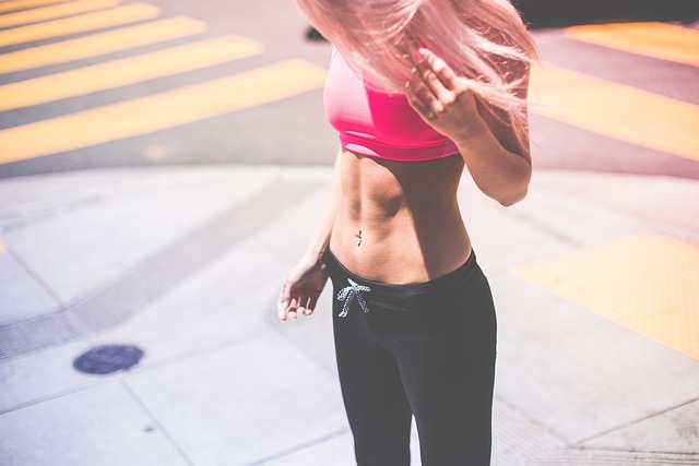 femme avec un ventre plat