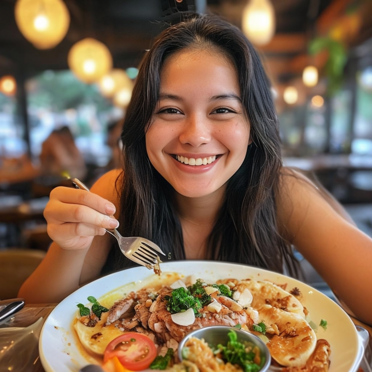 femme souriante qui d guste un plats