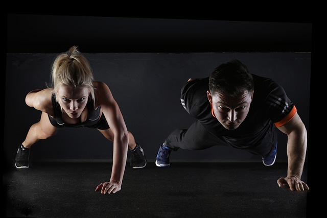 homme et femme en position push ups