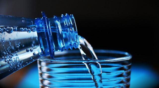 une bouteilles et verre d'eau