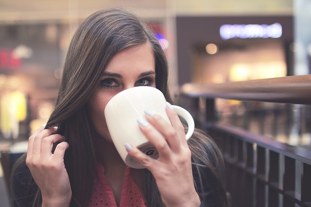 une femme qui boi une tasse de the